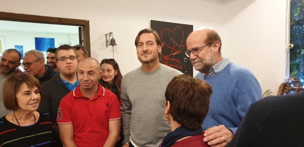 Al Laboratorio d'Arte de Gli Amici e alla Scuola della Pace di Ostia, la visita a sorpresa di Francesco Totti